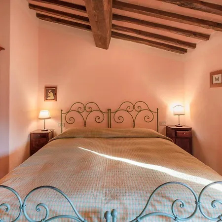3 Bedroom Awesome In Appartamento Casole dʼElsa